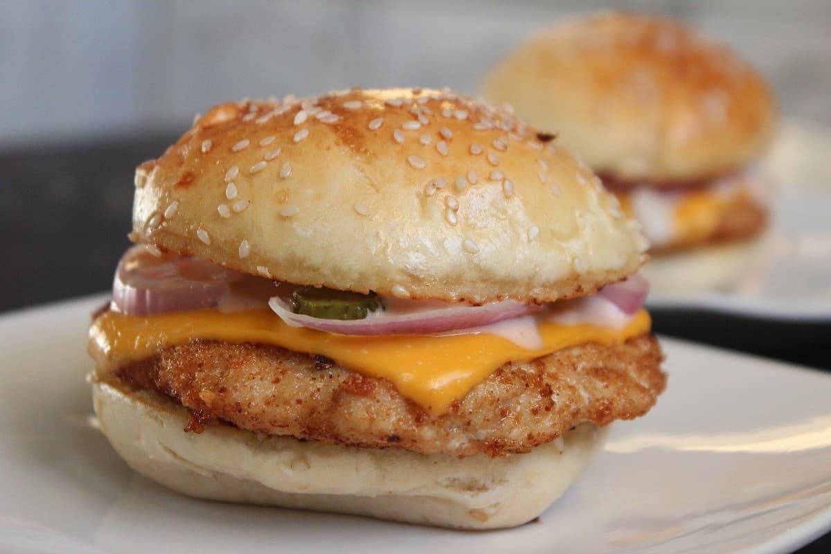 hamburguesa de pollo a la parrilla