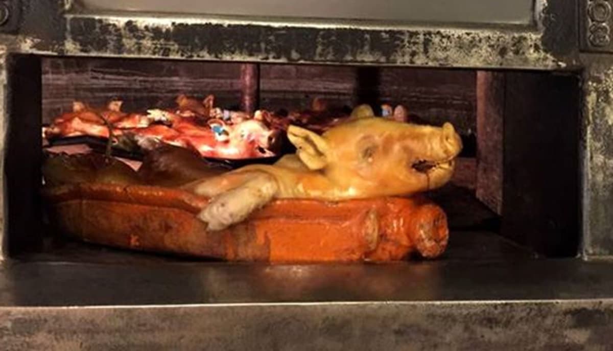 lechón al horno de leña